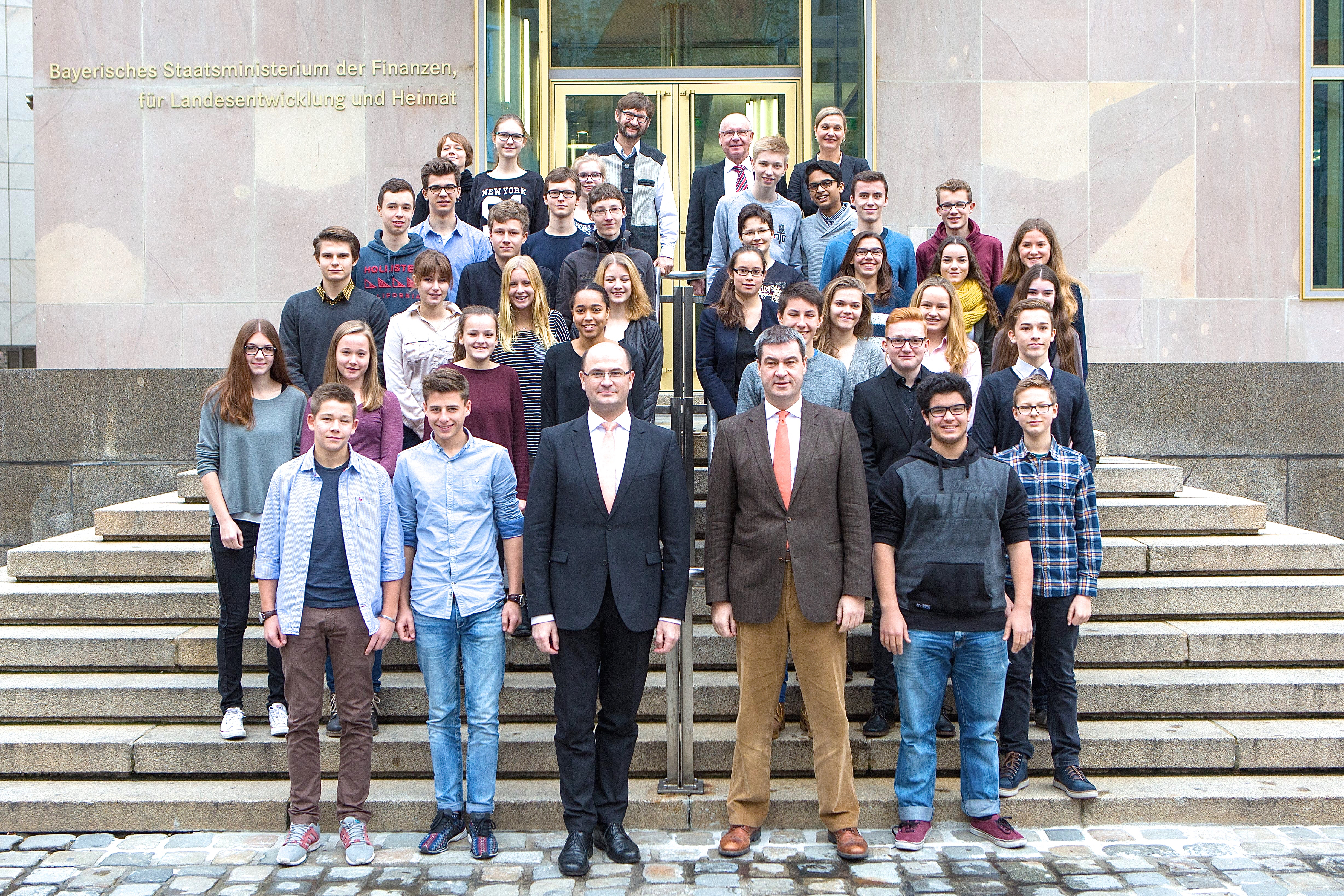 Finanz- und Heimatminister Dr. Markus Söder begrüßt gemeinsam mit Staatssekretär Albert Füracker Schülerinnen und Schüler des Städtischen Marie-Therese-Gymnasiums Erlangen im Heimatministerium am Lorenzer Platz in Nürnberg. Foto: stmflh