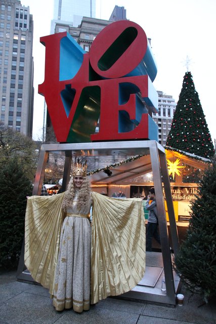 Das Christkind im Christmas Village in Philadelphia. Der Weihnachtsmarkt ist im Herzen der Stadt, auf dem Love Place, unweit des Rathauses gelegen.
