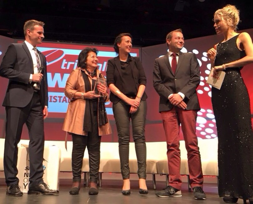 Triathlon-Herausgeber Frank Wechsel, Alice, Kathrin und Felix Walchshöfer, Moderatorin Annika Zimmermann (v.l.) bei der Preisübergabe.