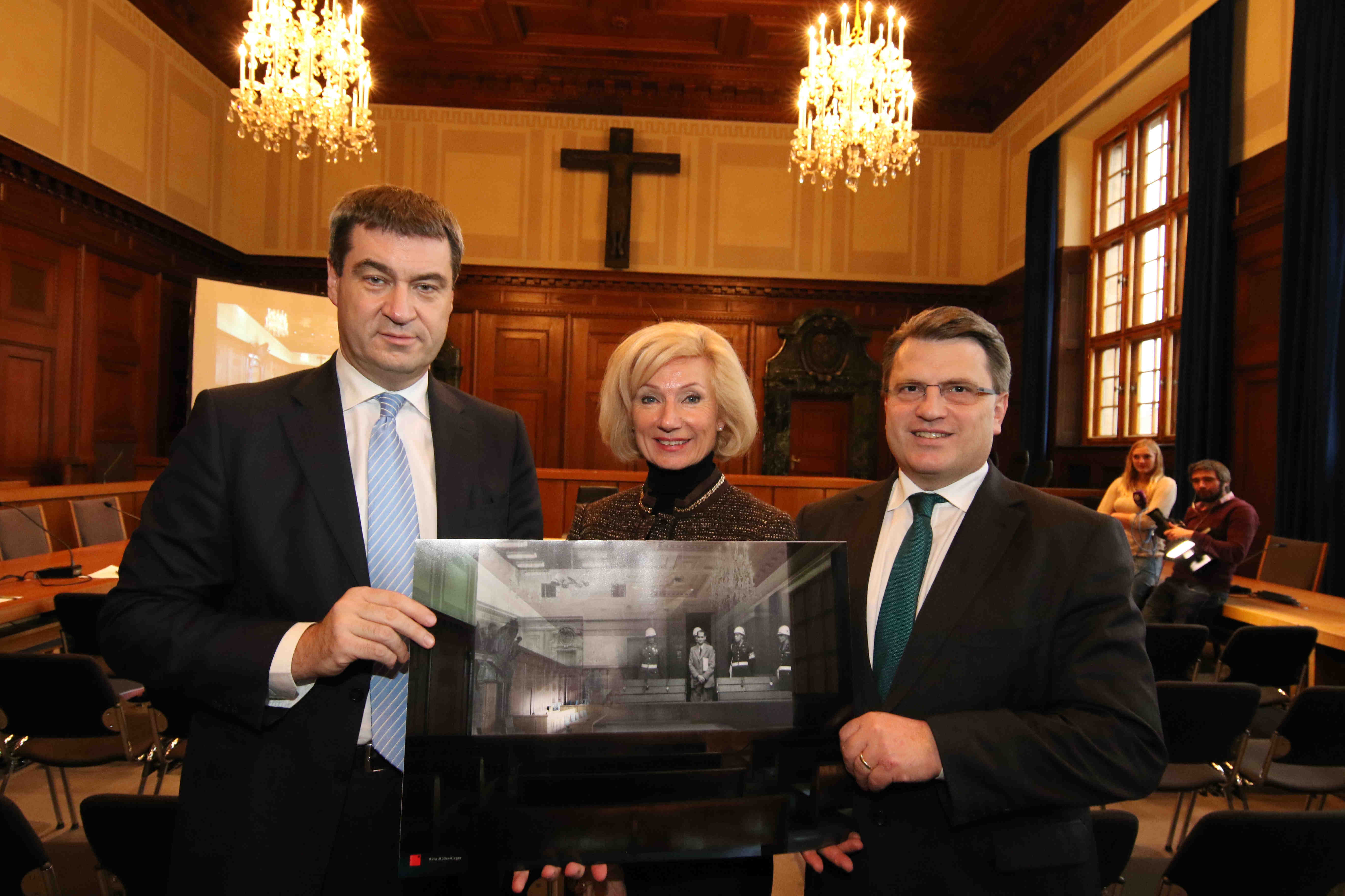 Der Nürnberger Schwurgerichtssaal 600 soll künftig auch museal genutzt werden. Staatsminister Dr. Markus Söder, Nürnbergs Kulturreferentin Prof. Dr. Julia Lehner und Bayerns Justizminister Prof. Dr. Winfried Bausback (v.l.) stellten das Konzept vor.