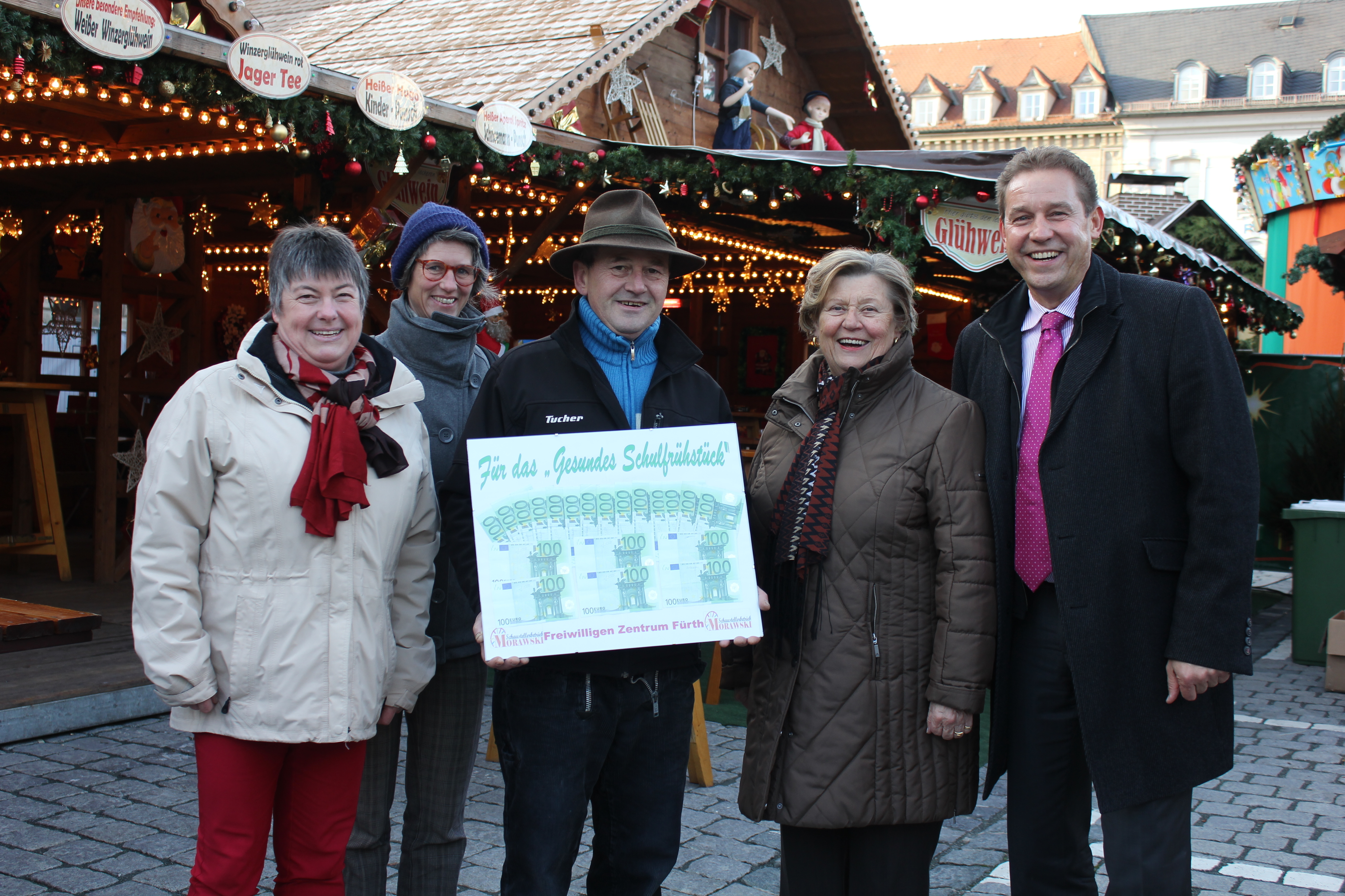 Gemeinsam mit Bürgermeister Markus Braun (re.) übergibt Ronald Morawski (M.) die Spende an Ulrike Wießmann-Adler, Ute Zmmer und Hella Heidötting (v.li.n.re.) vom Freiwilligen Zentrum Fürth. Foto: Ebersberger