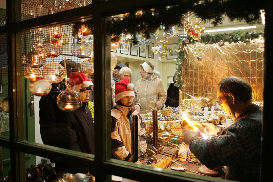 Individuell, familiär und mit einem ganz besonderen Flair präsentiert sich der Weihnachtsmarkt am Waagplatz in Fürth.