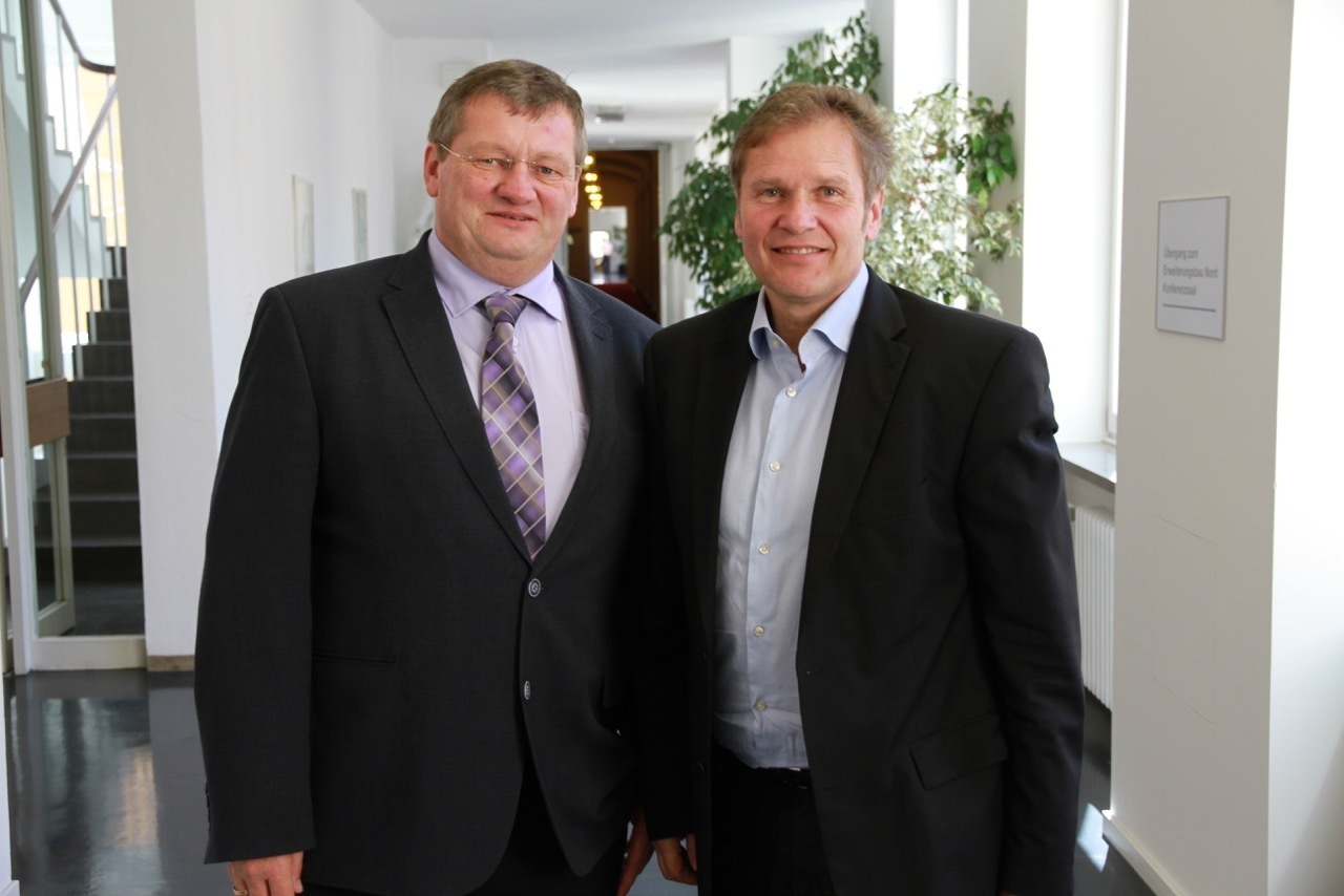 Die Landtagsabgeordneten Hermann Imhof (r.) und Michael Brückner freuen sich über die große Unterstützung Nürnbergs durch die Bayerische Landesstiftung.