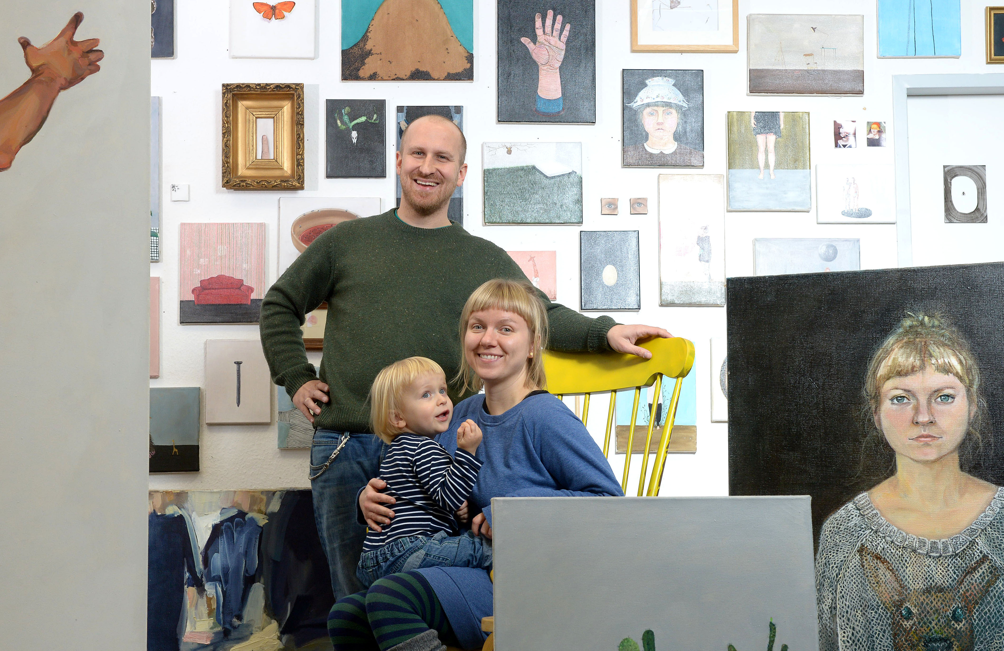 Das für die Burgprojektion zuständige polnisch-deutsche Künstlerpaar aus Fürth: Katarzyna und Olaf Prusik-Lutz (mit Sohn Kasper, 2,5 Jahre alt) in ihrem Atelier, Gebäude 74, Muggenhofer Straße 136 (ehem. Verwaltungsgebäude AEG).