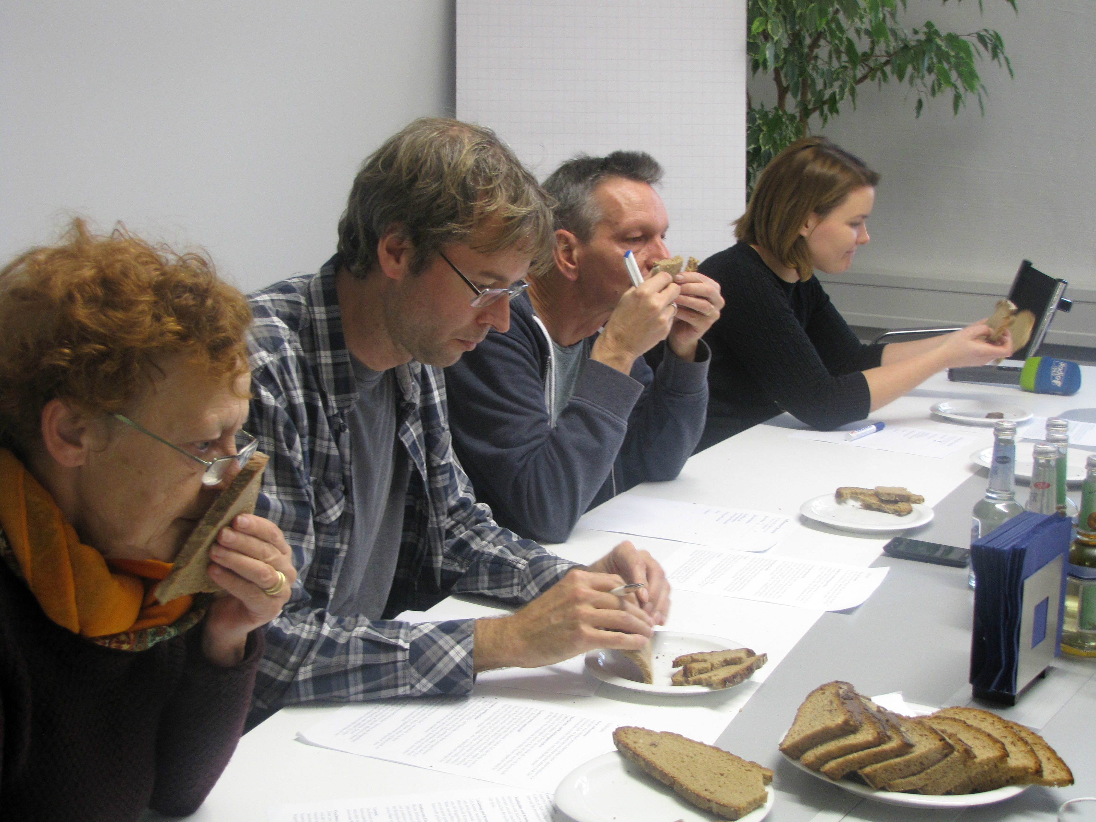 Ein Teil der Jury des Brotcastings bei der Arbeit: Die Radio F-Moderatoren Uli Gradl, Aurel Schepper, Helmut Föttinger und Marion Dorr (v.l.).