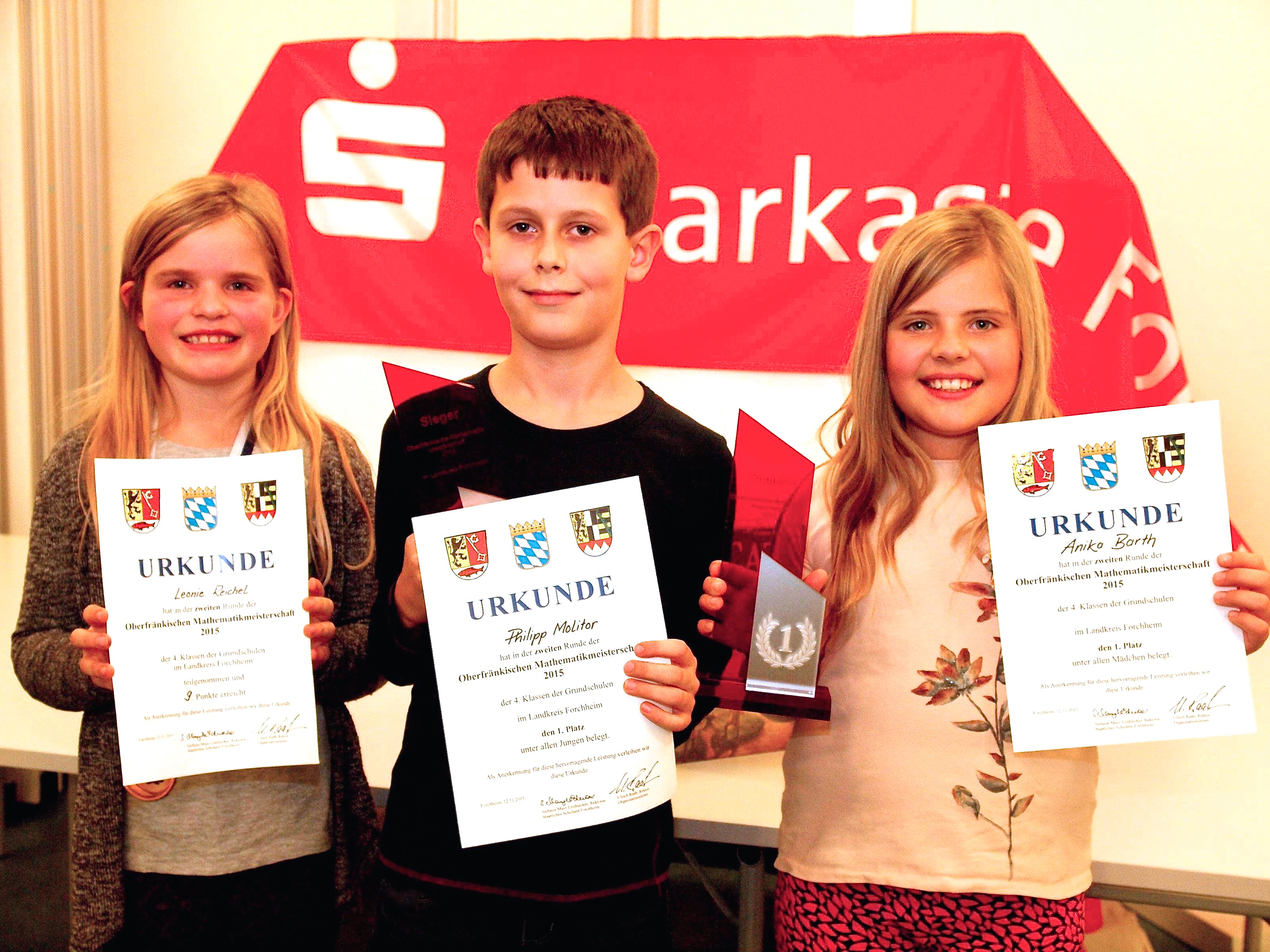 Leonie Reichel, Phillipp Molitor und Annika Barth (v.l.n.r.) präsentieren sich als stolze Gewinner. Foto: oh