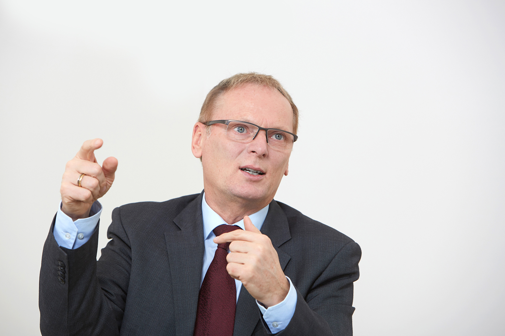 Jochen Homann, Präsident der Bundesnetzagentur, erläutert die Genehmigung der neuen Briefentgelte für die Jahre 2016 bis 2018.