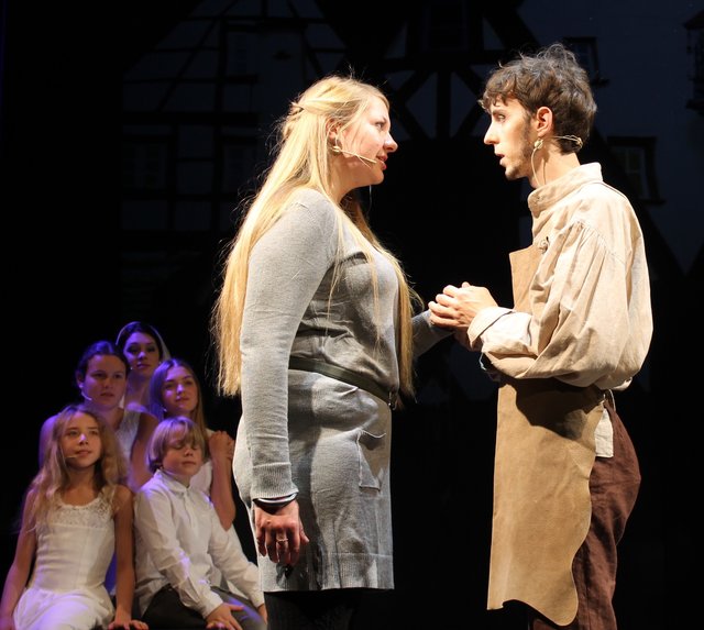 Lili und der Schmied knüpfen schüchtern zarte Liebesbande. | Foto: Victor Schlampp