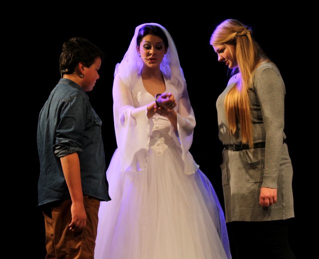 Die gute Fee Norika bittet Robbi und Lili den schwarzen Ring in das Gitter einzulassen. | Foto: Victor Schlampp