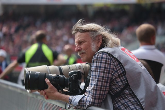Fotograf Herbert Liedel im Stadion. Die Ausstellung seiner Bilder im Museum Industriekultur wird verlängert.