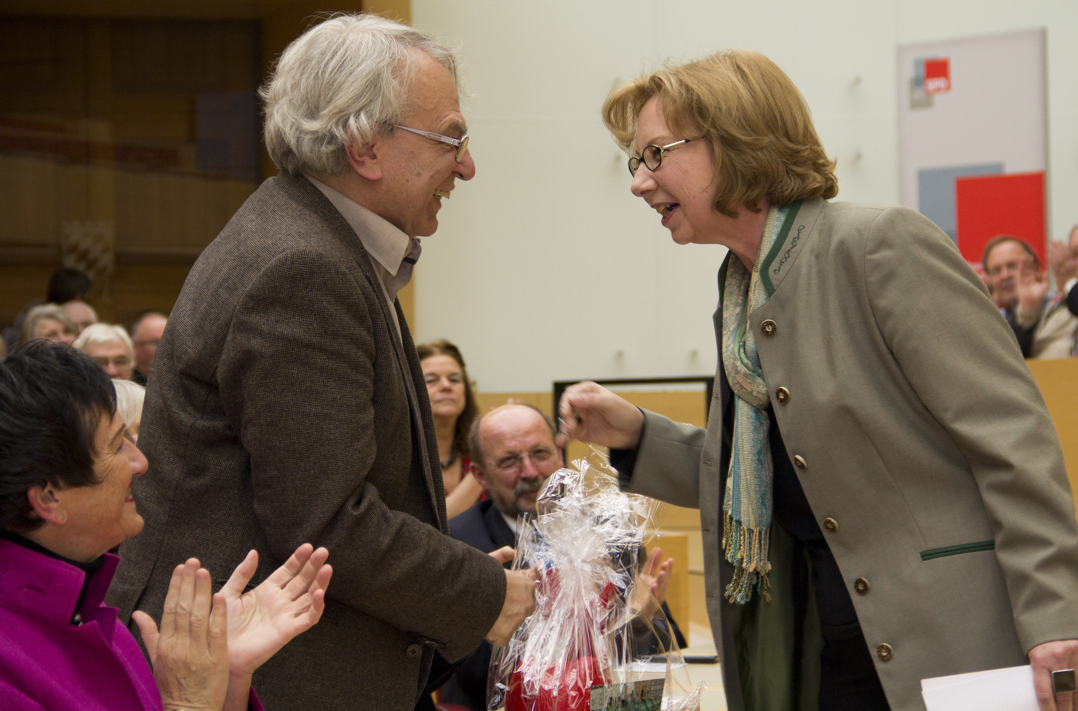 Dr. Andrea Kluxen gratuliert Prof. Dr. Konrad Bedal.