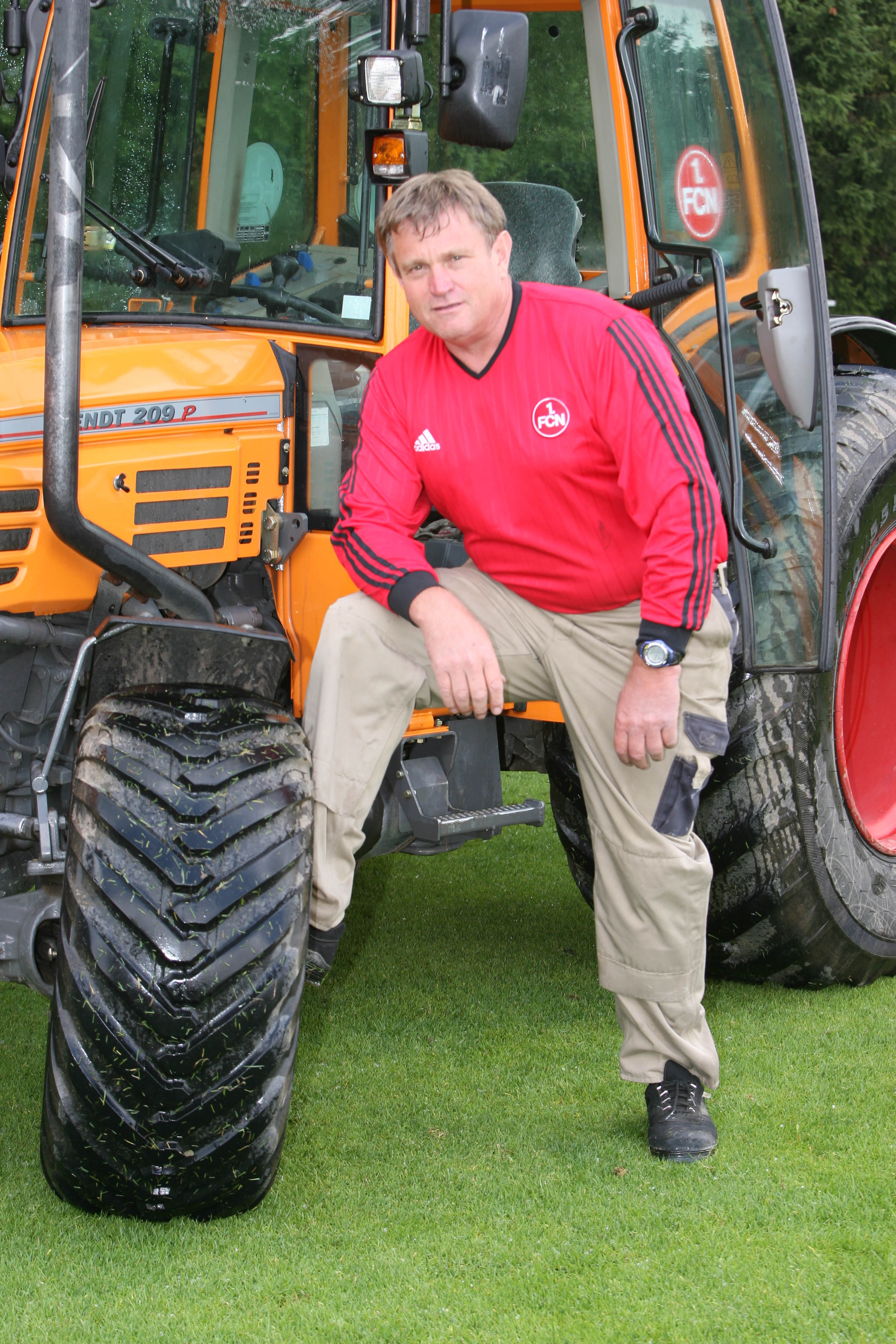 Tauer um FCN-Rasenexperten Konrad Vestner.