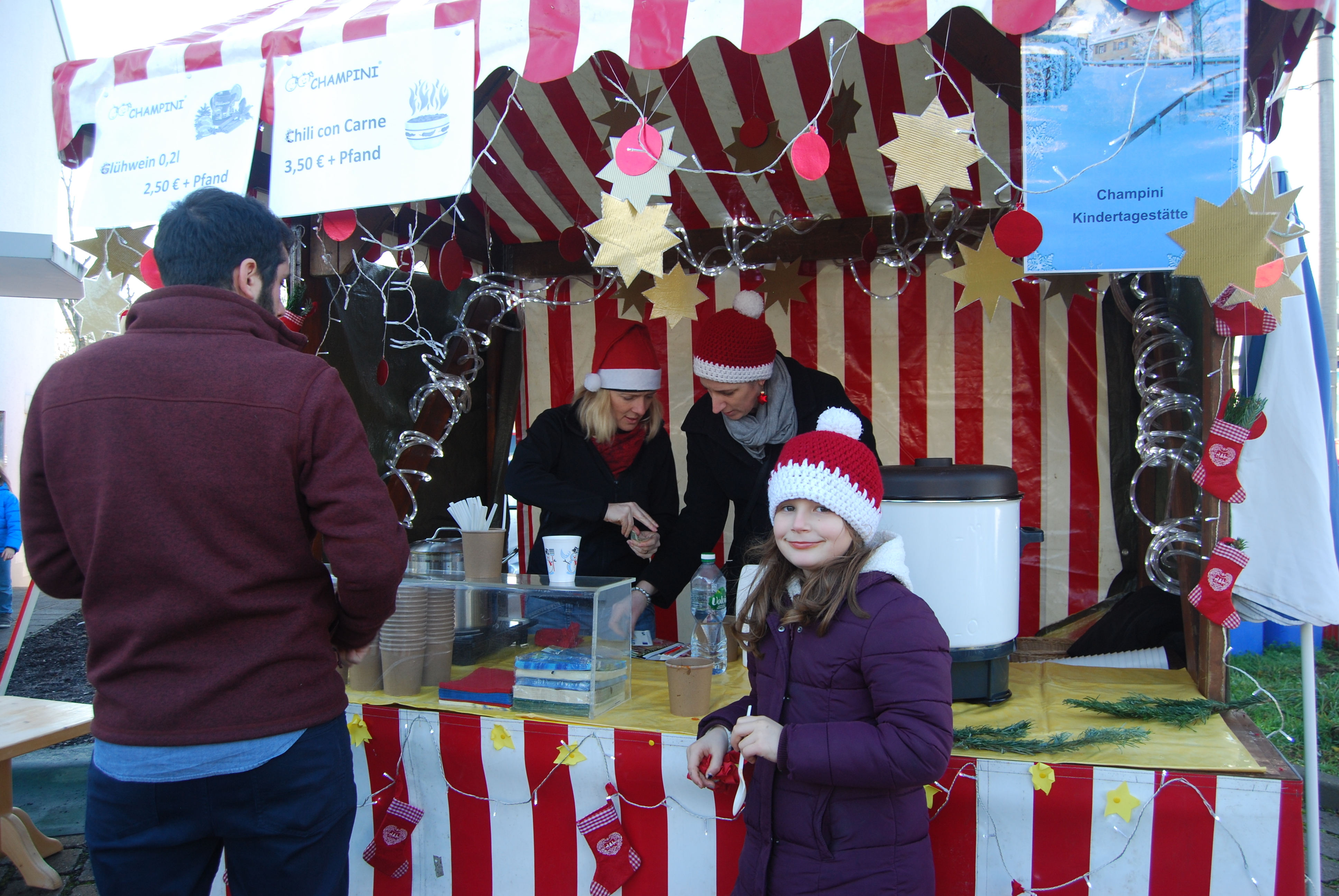 Champini Kindertagesstätte mit Nikolausmützen