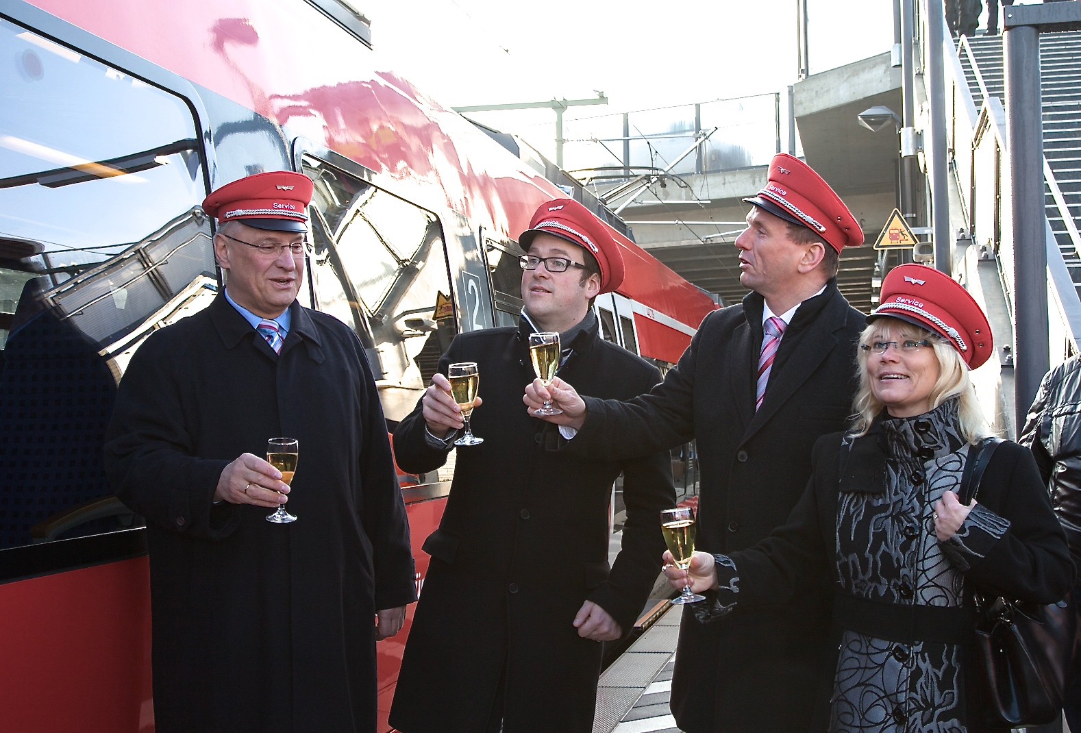 Staatsminister Joachim Herrmann, Erlangens Oberbürgermeister Florian Janik, Klaus-Dieter Josel (Konzernbevollmächtigter der Deutschen Bahn für den Freistaat Bayern) und Anja Steidl (Geschäftsleiterin Marketing bei der DB Regio Franken / v.l.n.r.) gut gelaunt vor ...