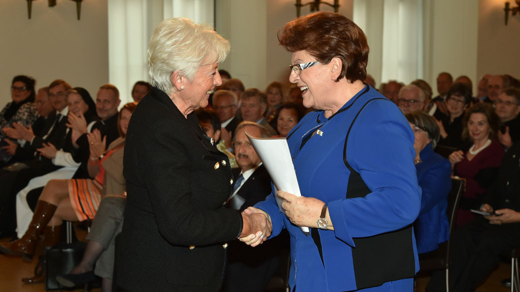 Landtagspräsidentin Barbara Stamm begrüßt Bundesministerin a.D. Renate Schmidt (links), die den Festvortrag hielt.