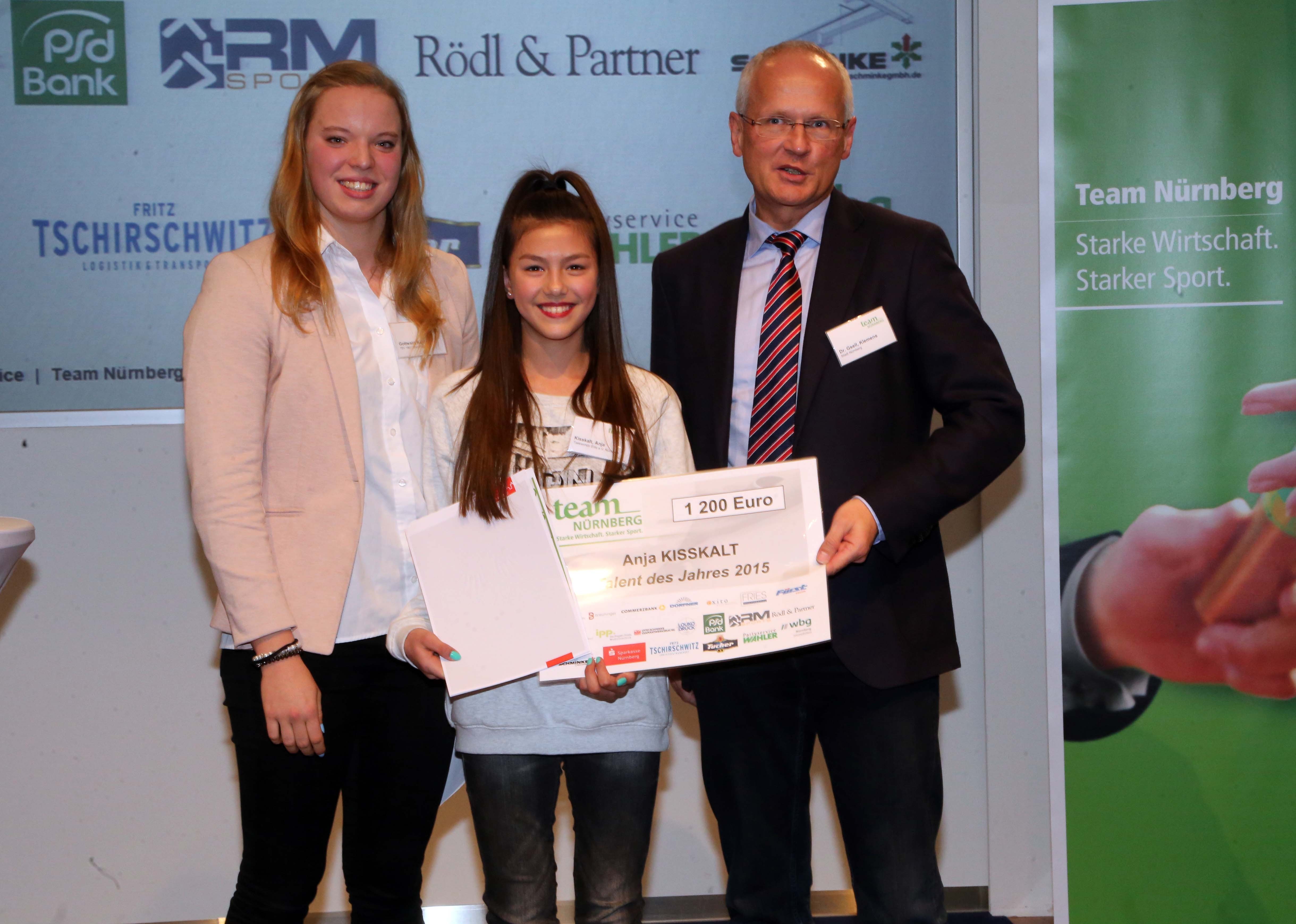 Ehrung Talent des Jahres mit Sportbürgermeister Dr. Klemens Gsell, Talent Anja Kisskalt (Taekwondo, MItte) und Katrin Gottwald (Sportlerin des Jahres 2014 (Schwimmen).