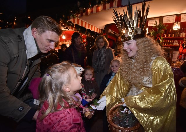 Christkind Barbara Otto verteilte Honiggebäck und Honiglebkuchen an die Kinder.