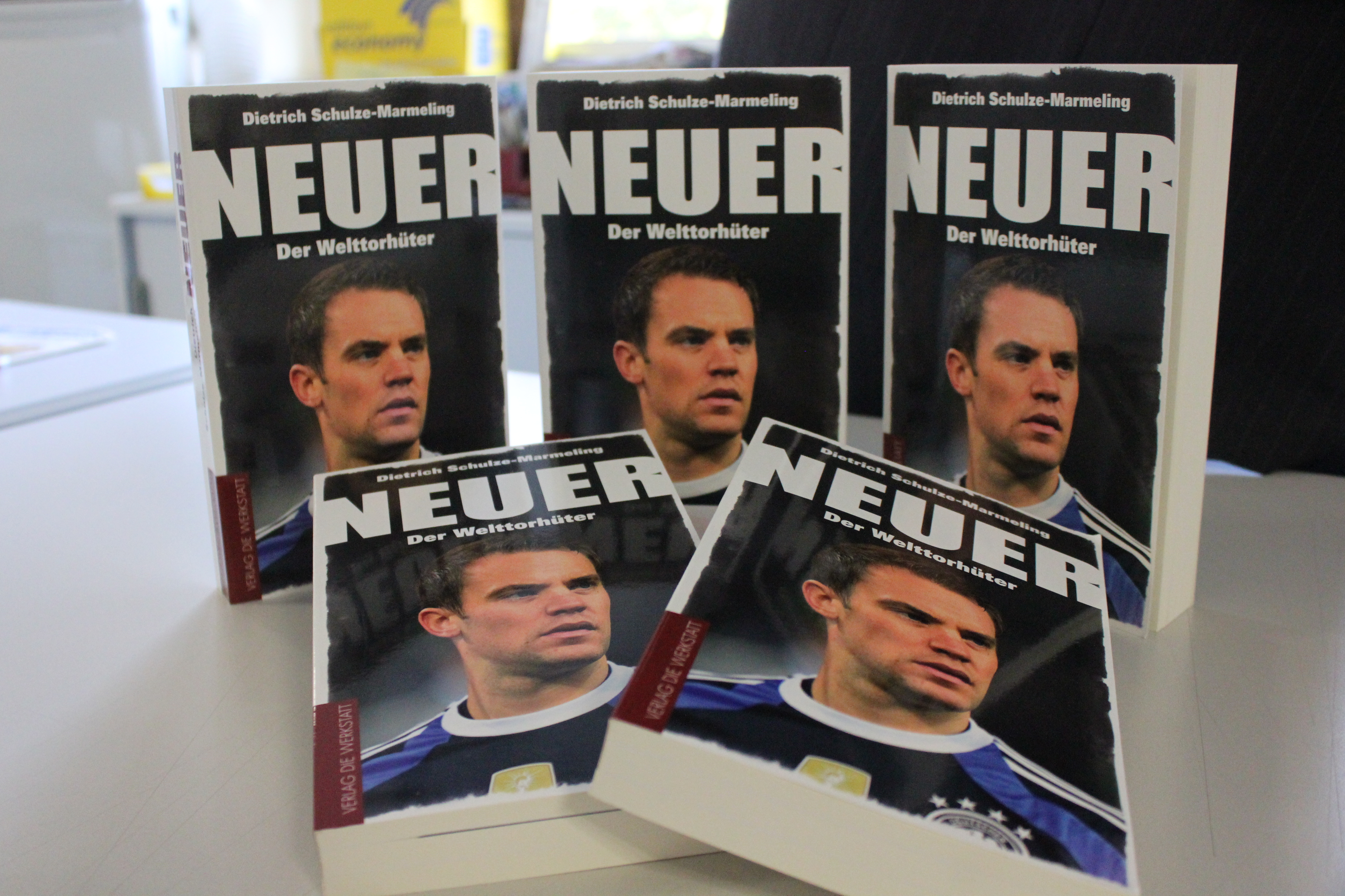Manuel Neuer - Wer hat ihn ausgebildet? Wer sind seine Vorbilder? Diese und mehr Fragen soll das Buch von Dietrich Schulze-Marmeling beantworten. Foto: Ebersberger