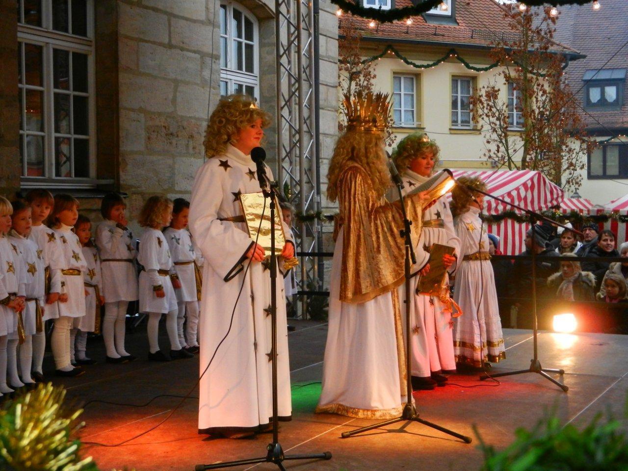 Zur Eröffnung des Weihnachtsmarktes spricht das Langenzenner Christkind den Prolog.