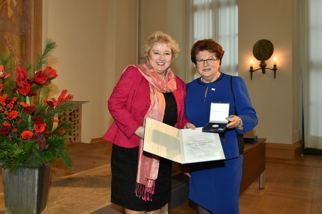 Landtagspräsidentin Barbara Stamm verleiht die Verfassungsmedaille in Silber an Landtagsabgeordnete Petra Guttenberger (l.).