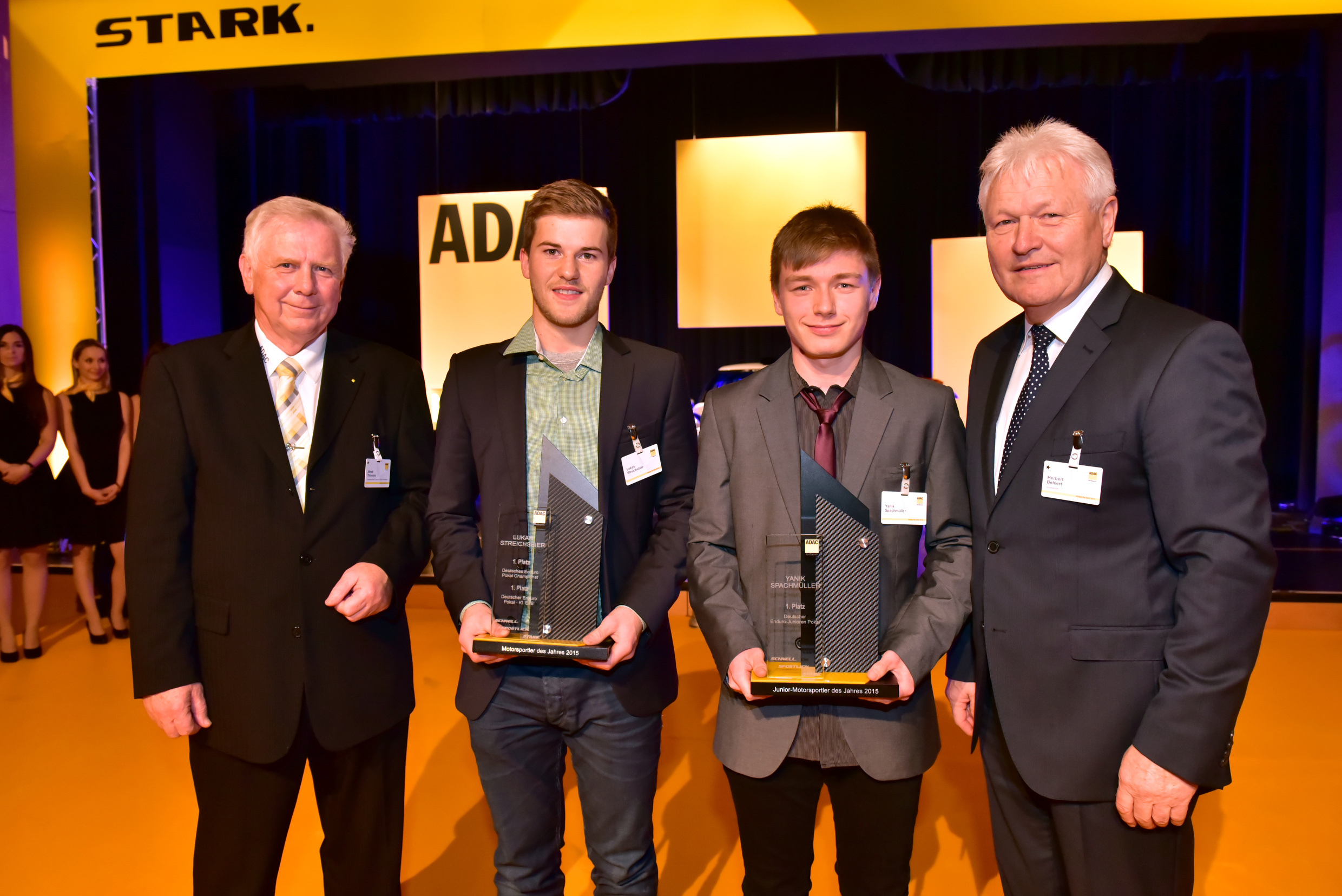 Alfred Thomaka (li.) und Herbert Behlert (re.) übergaben Lukas Streichsbier (2.v.li.) und Yanik Spachmüller die ADAC-Preise.