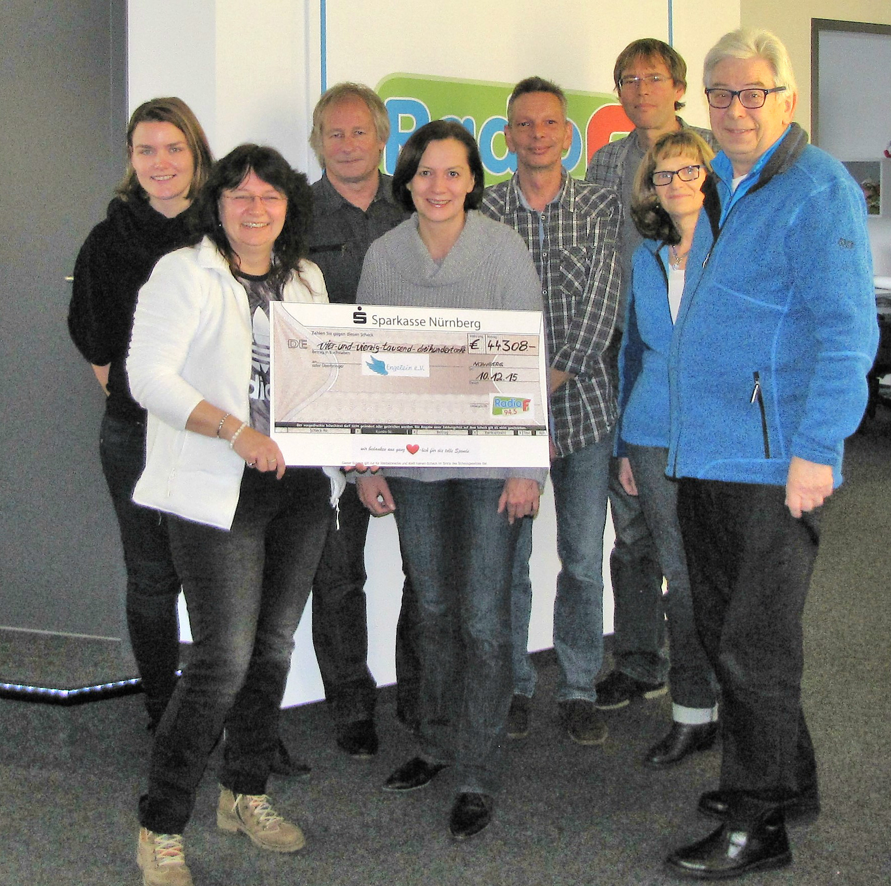 Das Team von Radio F bei der Scheckübergabe an die Engelein-Vereinsmitglieder Yvonne Specht (2.v.l.), Hanne Lämmerer (2.v.r.) und Klaus Specht (r.).
