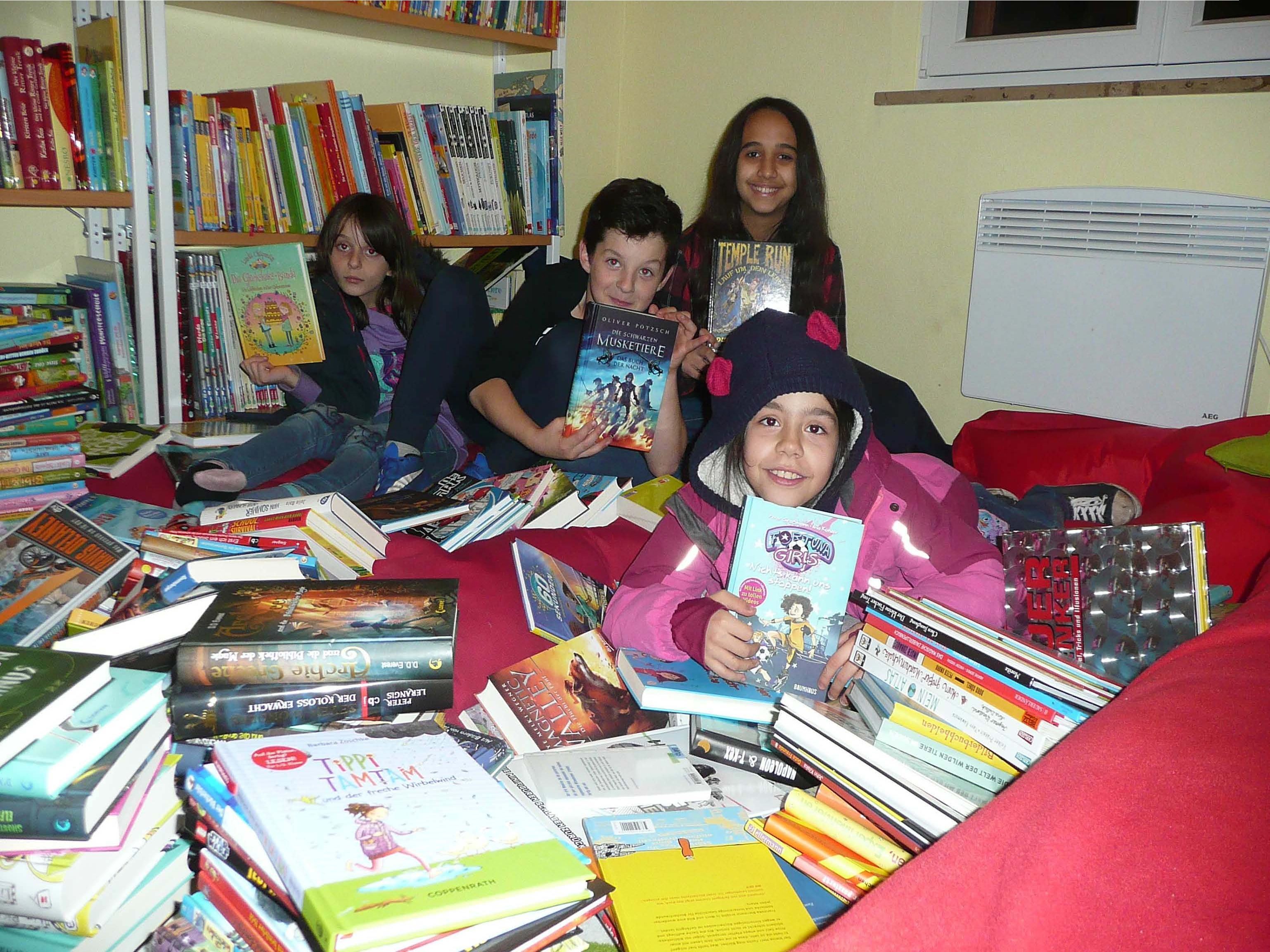 Kinder aus dem Kinder- und Jugendhaus z.punkt mit neuen Büchern für den Leseclub.