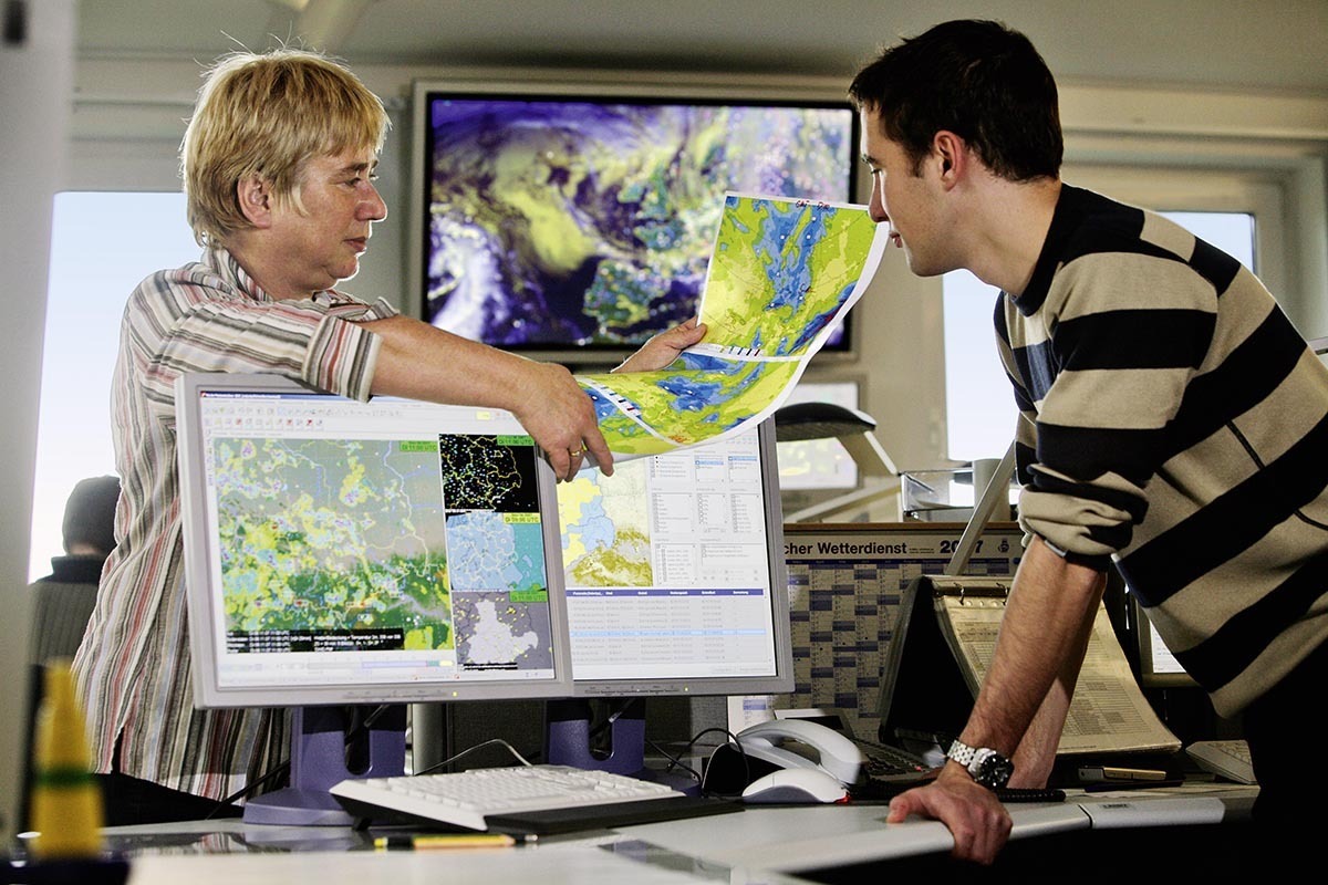 Mitarbeiter des Deutschen Wetterdienstes bei der Analyse der Daten.