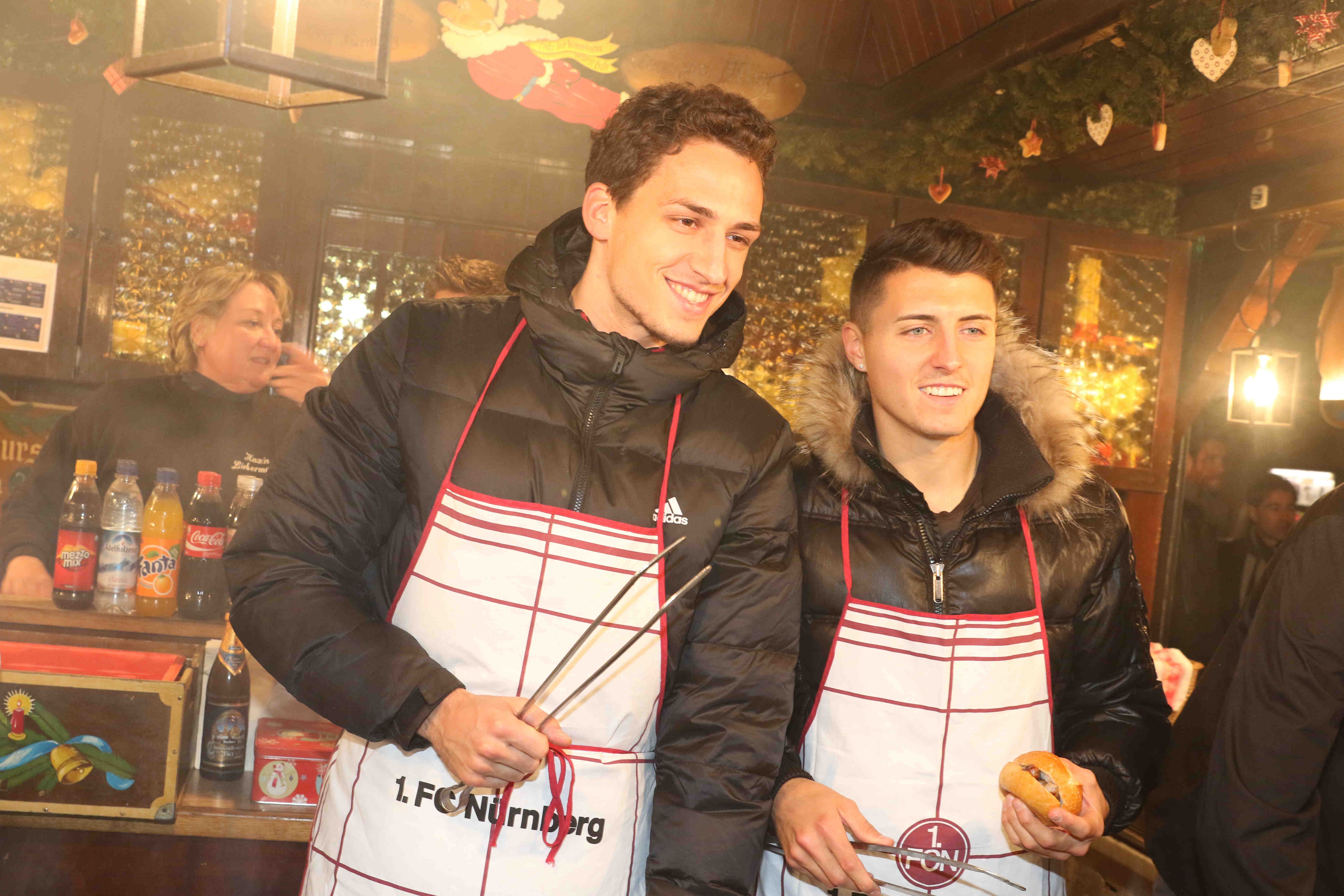 Club-Spieler grillen am Christkindlesmarkt für den guten Zweck.