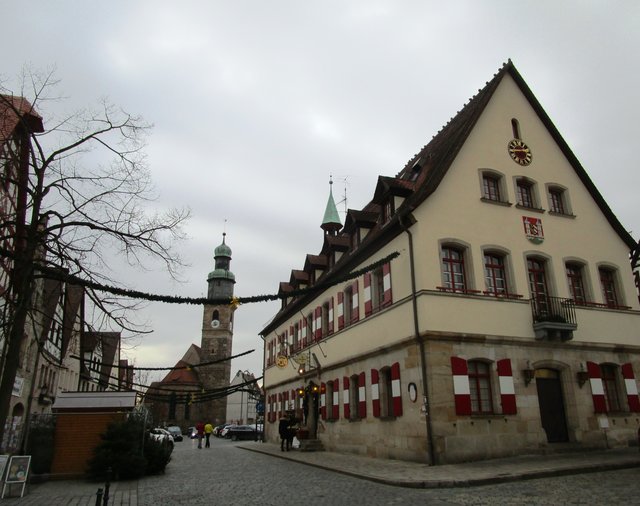 Altes Rathaus und Kirche