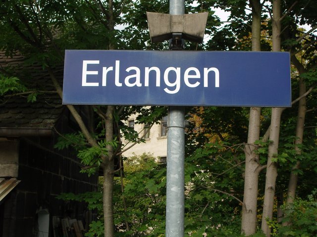 Die Schilder, die derzeit in Erlangen am Hauptbahnhof angebracht sind, würden leicht noch ein "Hbf" hergeben.