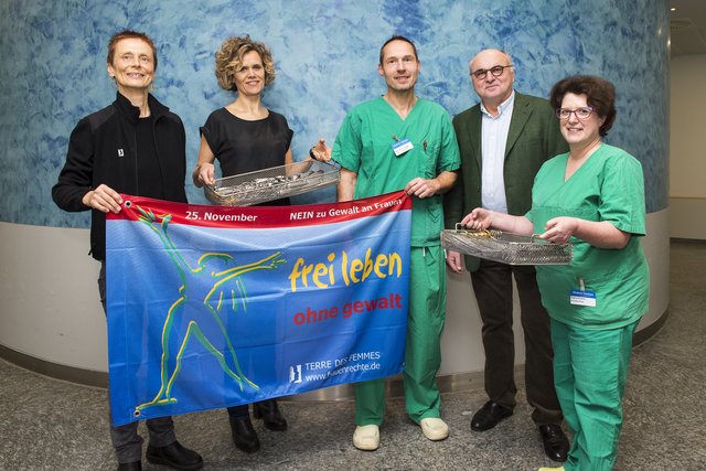 Prof. Dr. Axel Junger (3.v.r.), Chefarzt der Klinik für Anästhesiologie und operative Intensivmedizin im Klinikum Nürnberg, Universitätsklinik der Paracelsus Medizinischen Privatuniversität, Prof. Dr. Dr. Günter Niklewski (2.v.r.), in der Klinikumsleitung verantwortlich für den Bereich Strukturentwicklung und Medizin, und Regina Schwarz (r.), Leiterin der OP- Pflege im Klinikum Nord, übergeben das gespendete OP-Besteck an Susanne Meister (l.) und Sandra Dichtl (2.v.l.) vom Verein Terre des Femmes.