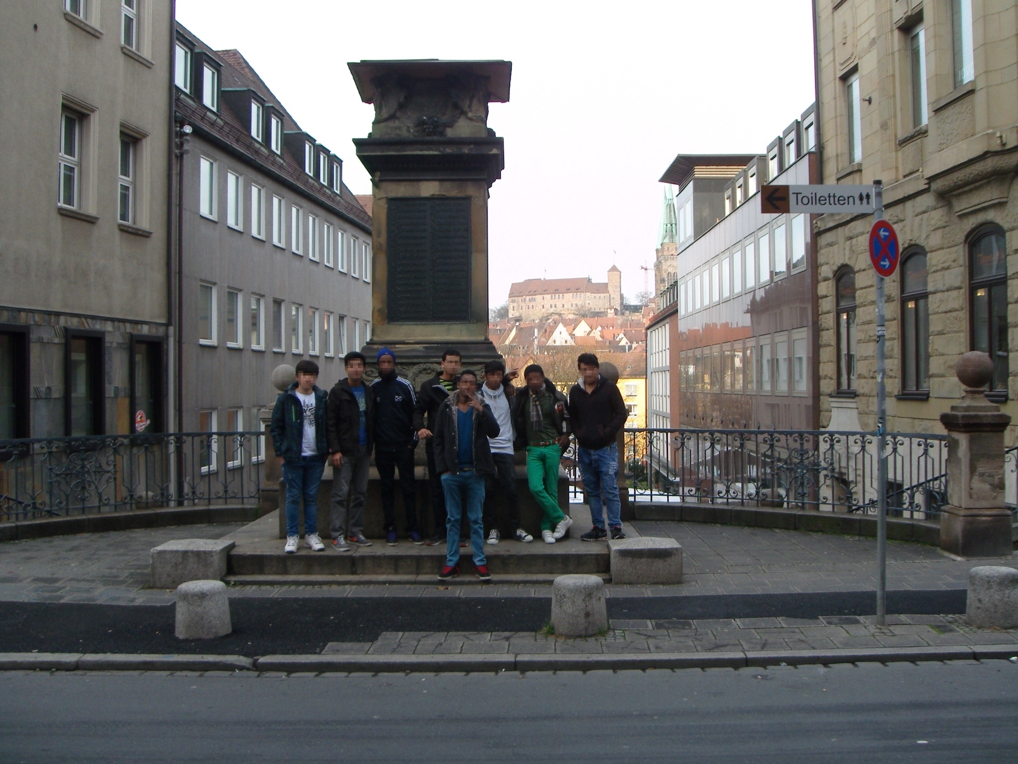 Das Bild zeigt die Rasselbande bei einem Zwischenstopp in der Nürnberger Adlerstasse am Kriegerdenkmal am Köpfleinsberg