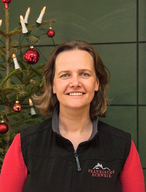Sandra Schneider, Leiterin Tourismuszentrale Fränkische Schweiz: ,,Ich feiere Weihnachten immer in meiner Heimat in Niederbayern – bei der Familie, ganz klar. Seit vier Jahren, also seit ich in der Fränkischen Schweiz bin, bringe ich immer Bratwürste mit und Glühwein. Das hat sich schon zu einer kleinen Tradition entwickelt, und da freuen sich schon alle drauf und sagen „bringst mer ja die Bratwürscht mit“. Ansonsten feiern wir ganz traditionell mit Baum, und die Kinder und Verwandten sind alle da." | Foto: Roland Rosenbauer