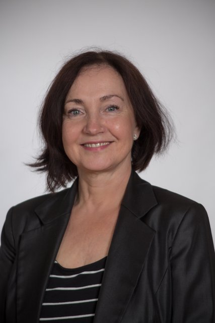 Susanne Kramer, Pressesprecherin Fürth: ,Ich bin ein großer Weihnachtsfan und freue mich auch heuer wieder auf das Fest. Meine gesamte Familie feiert gemeinsam am Heiligen Abend  und wir haben seit jeher ein festes Ritual: Erst werden drei Weihnachtslieder geträllert, dann gibt`s die Geschenke und anschließend wird gegessen. Wenn`s jetzt noch rechtzeitig schneien würde, wäre Weihnachten 2015 für mich perfekt." | Foto: Stadt Fürth