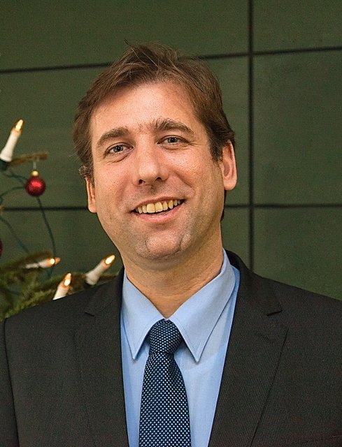 Hermann Ulm, Landrat Landkreis Forchheim: „Ein paar Tage vor dem Fest gehen wir in meinen Wald, holen dort den Christbaum, den wir gemeinsam mit den Kindern schmücken. Der Heilige Abend beginnt ganz klassisch um 16.00 Uhr mit dem Kirchgang, und anschließend feiern wir im Familienkreis. Auch die Weihnachtsfeiertage feiern wir ruhig daheim.“ | Foto: Roland Rosenbauer