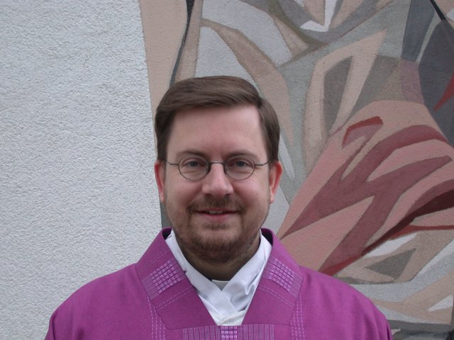 Pfarrer Tobias Scholz (Kath. Pfarrei Rednitzhembach): Am meisten freue ich mich auf die Gottesdienste mit schönen Liedern, Christbaum- und Weihrauchduft. Wenn ich nach einem guten Mittagessen in die Pfarrkirche nebenan gehe, genieße ich nach den doch recht hektischen Tagen die Stille und freue mich über das eigentliche Weihnachtsgeschenk: das Kind in der Krippe, der aus Liebe zu uns menschgewordene Gottessohn Jesus Christus. | Foto: Victor Schlampp