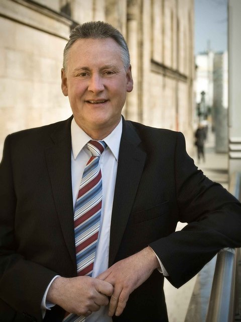 Dr. Thomas Jung, Oberbürgermeister Fürth: Der 24. Dezember wird sehr familiär gestaltet: Gegen 17 Uhr ist Bescherung unterm Weihnachtsbaum mit unseren Söhnen und deren Freundinnen. Danach setzen wir uns gemütlich zum Fondue zusammen. Gegen 22 Uhr besuchen wir den Weihnachtsspätgottesdienst in St. Martin. Da ich als Oberbürgermeister meine Familienangehörigen das ganze Jahr über sehr selten sehe, freue ich mich auf die umso intensivere Familienzeit über die Weihnachtstage." | Foto: Stadt Fürth