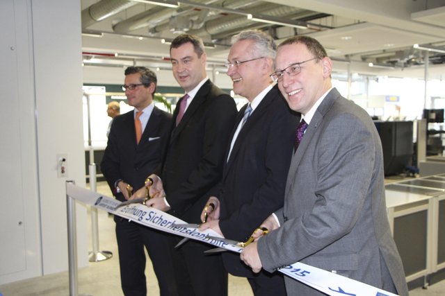 Dr. Michael Fraas, Dr. Markus Söder, Joachim Herrmann und Dr. Michael Hupe durchschneiden das Band bei der Eröffnung der Sicherheitskontrolle am Albrecht Dürer Airport. | Foto: Airport Nürnberg