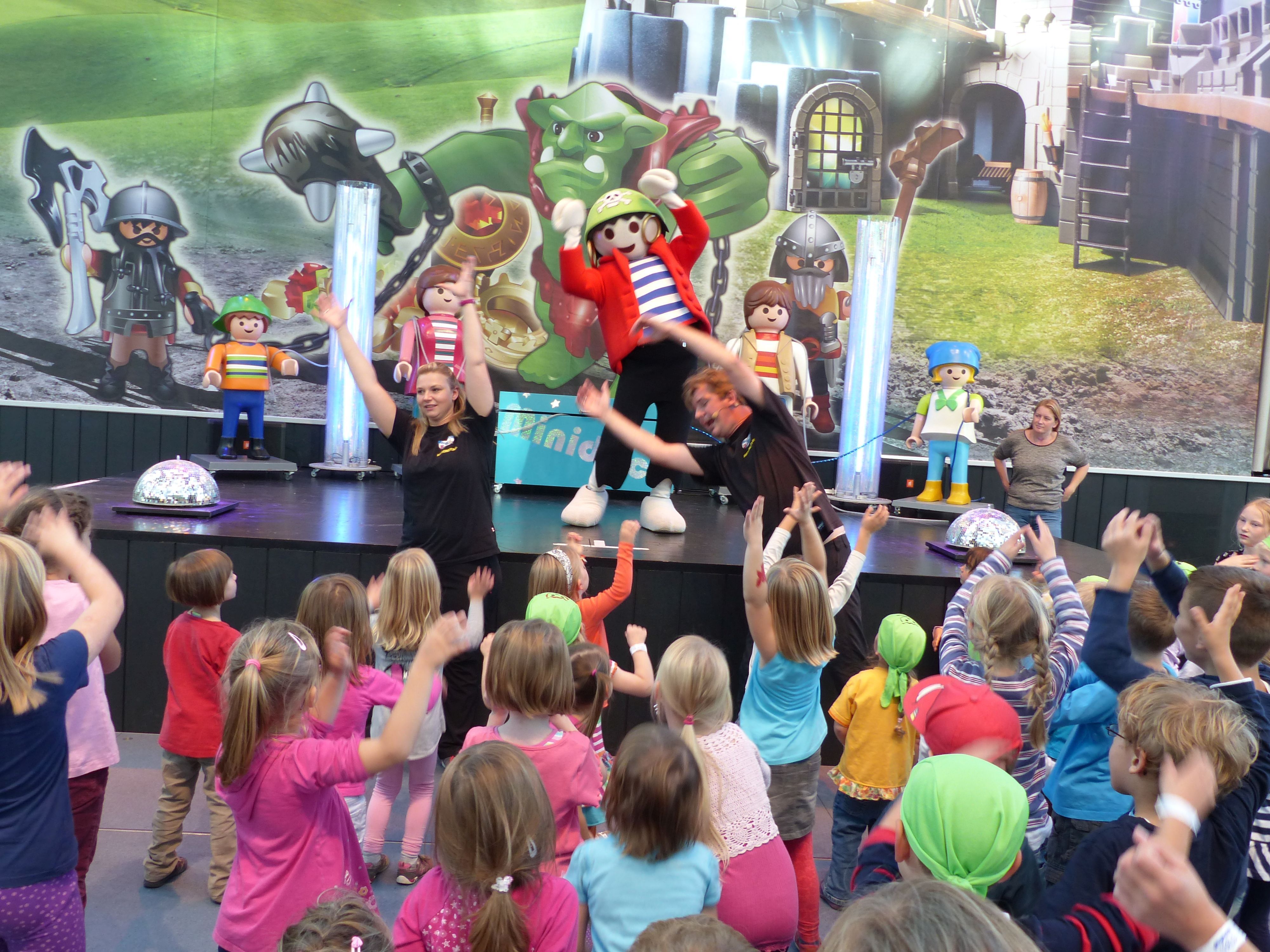 Kindertänze, Spieleshow und die Minidisco sorgen im Playmobil Funpark immer für gute Laune und Bewegung.