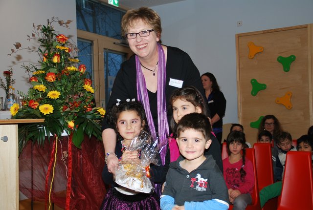 Jutta Blischke leitet das Familienzentrum Marterlach – hier mit Kindern bei der Eröffnung der Einrichtung.