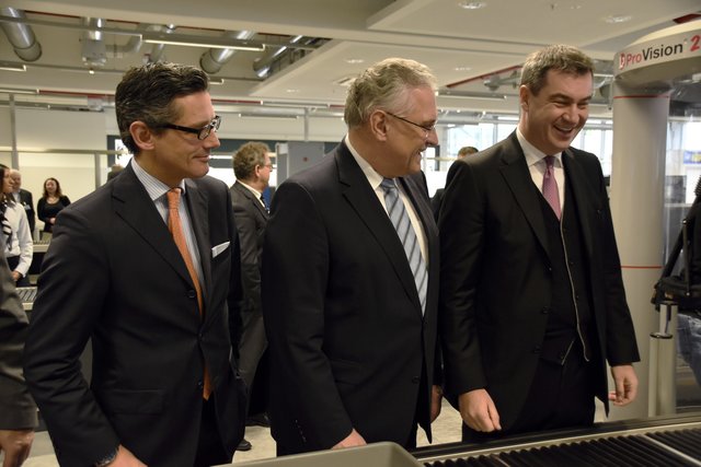 Dr. Michael Fraas, Wirtschaftsreferent der Stadt Nürnberg, Staatsminister Joachim Herrmann und Staatsminister Dr. Markus Söder begutachten die neue Sicherheitskontrolle (v.l.). | Foto: Airport Nürnberg