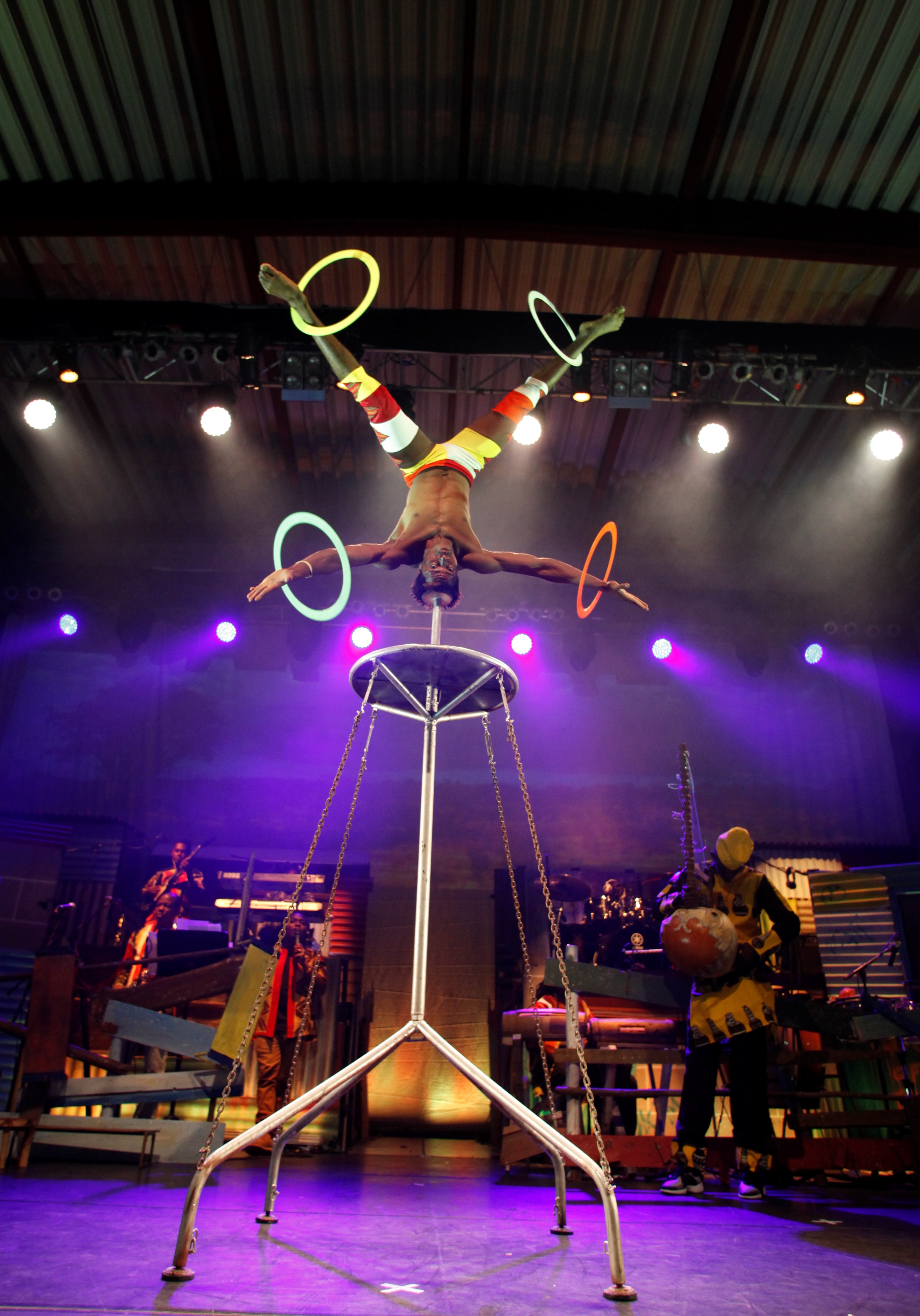 Musik, Tanz und akrobatische Darbietungen bietet die neue Show von Mother Africa.