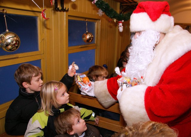 Große Freude kommt bei den kleinen Fahrgästen auf, wenn der Nikolaus ein Geschenkpäckchen für sie dabei hat.