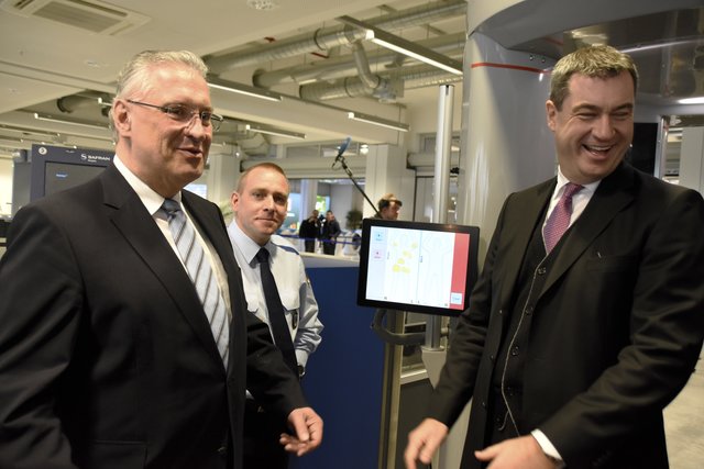 Der bayerische Verkehrsminister Joachim Herrmann (l.) und der bayerische Finanzminister Dr. Markus Söder bei der Eröffnung der neuen Sicherheitskontrolle am Airport  Nürnberg. | Foto: Airport Nürnberg
