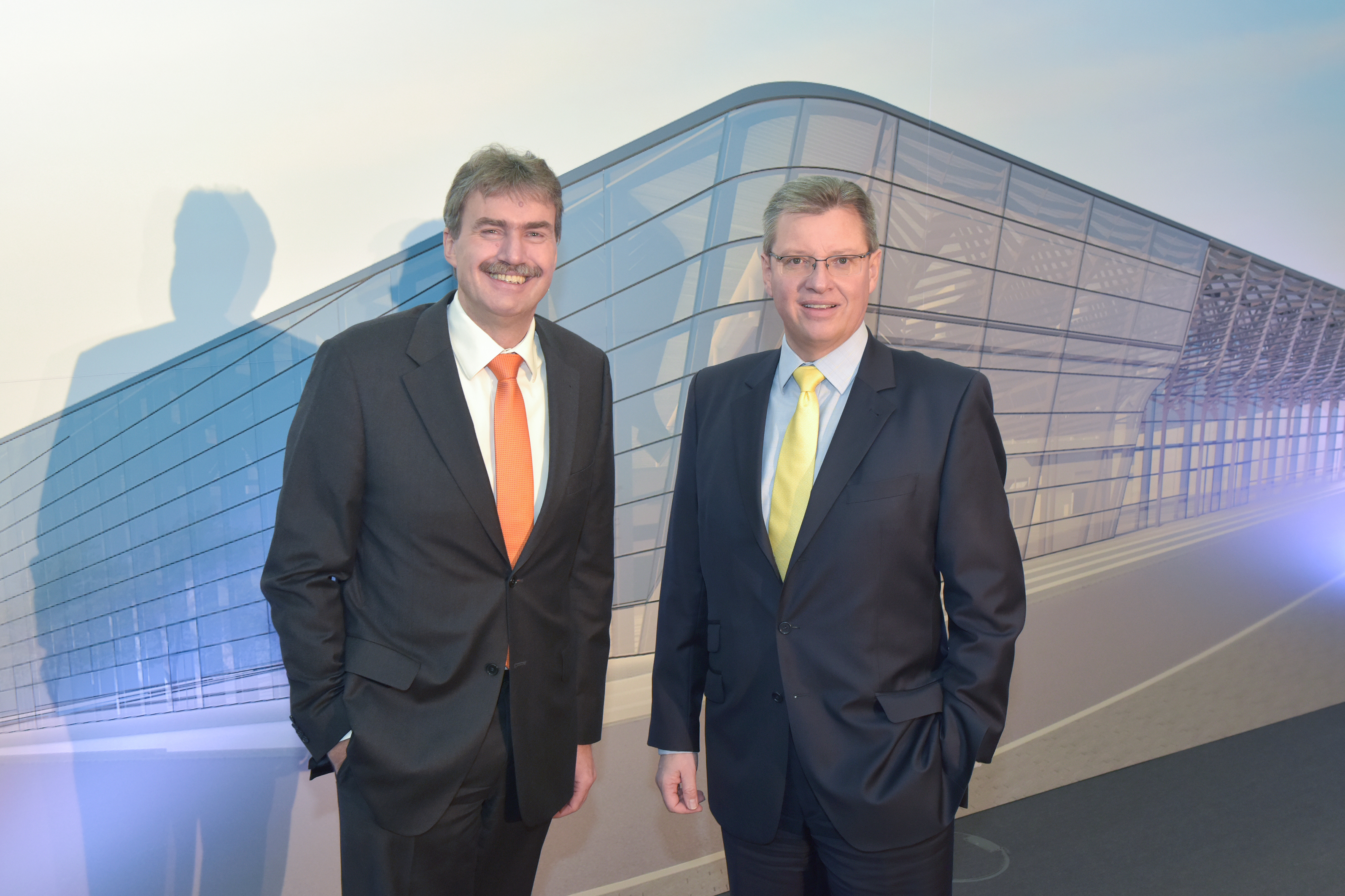 Präsentierten die erste Visualisierung der neuen Halle 3C: Peter Ottmann (l.) und Dr. Roland Fleck (r.), die CEOs der NürnbergMesse