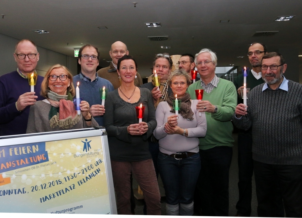 (Foto: hl-studios, Erlangen): OB Dr. Janik und die Verantwortlichen der Bürgerstiftung Erlangen freuen sich