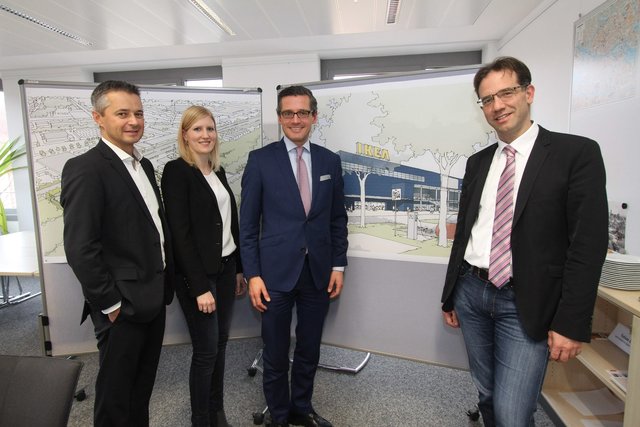 Johannes Ferber, Expansionschef bei Ikea,  und  Holly Janiuk, Ikea- Projektmanagerin für das Projekt Nürnberg, sowie Wirtschaftsreferent Dr. Michael Fraas (v.l.),  erläutern die Pläne. Rechts der Städtische Planungsreferent Daniel F. Ulrich. | Foto: Klaus Schillinger
