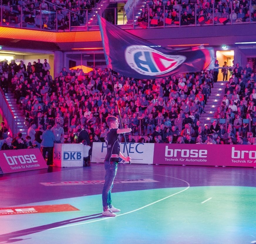 (Foto: hl-studios, Erlangen): Der HC Erlangen bittet den SV Henstedt-Ulzburg zum schwarzen Tanz