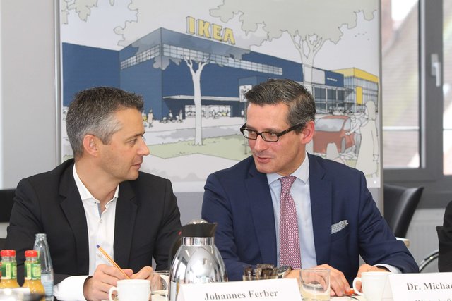 Johannes Ferber (l.), Geschäftsführer und Expansionschef bei Ikea, mit dem städtischen Wirtschaftereferenten Dr. Michael Fraas. | Foto: Klaus Schillinger